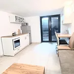 Apartment 26k, Luxus